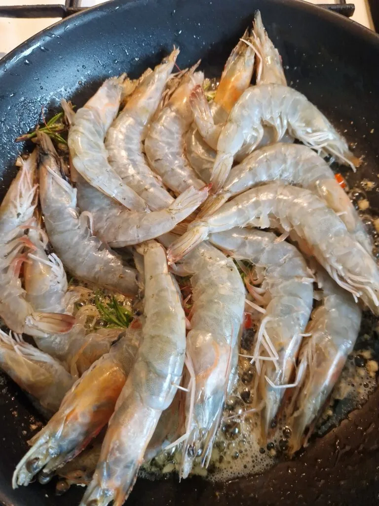 Garlic Butter Shrimp 5 adding shrimp