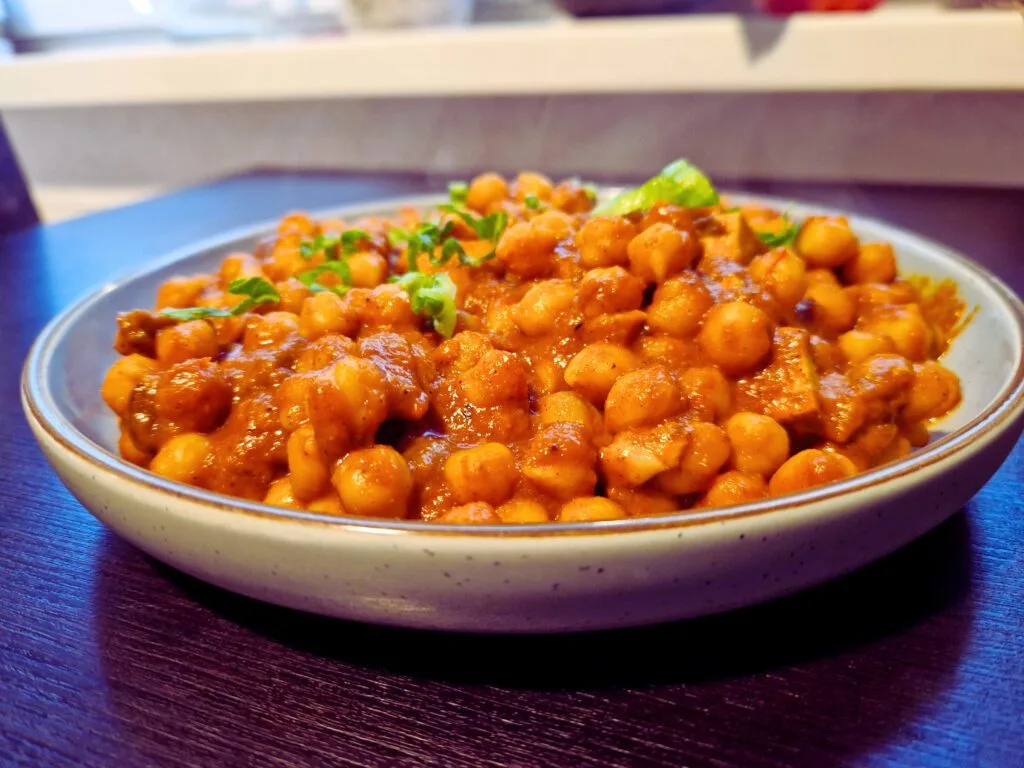 Chickpea Curry (Nutritious & Delicious!) 3 Easy chickpea curry, nutritious and delicious.