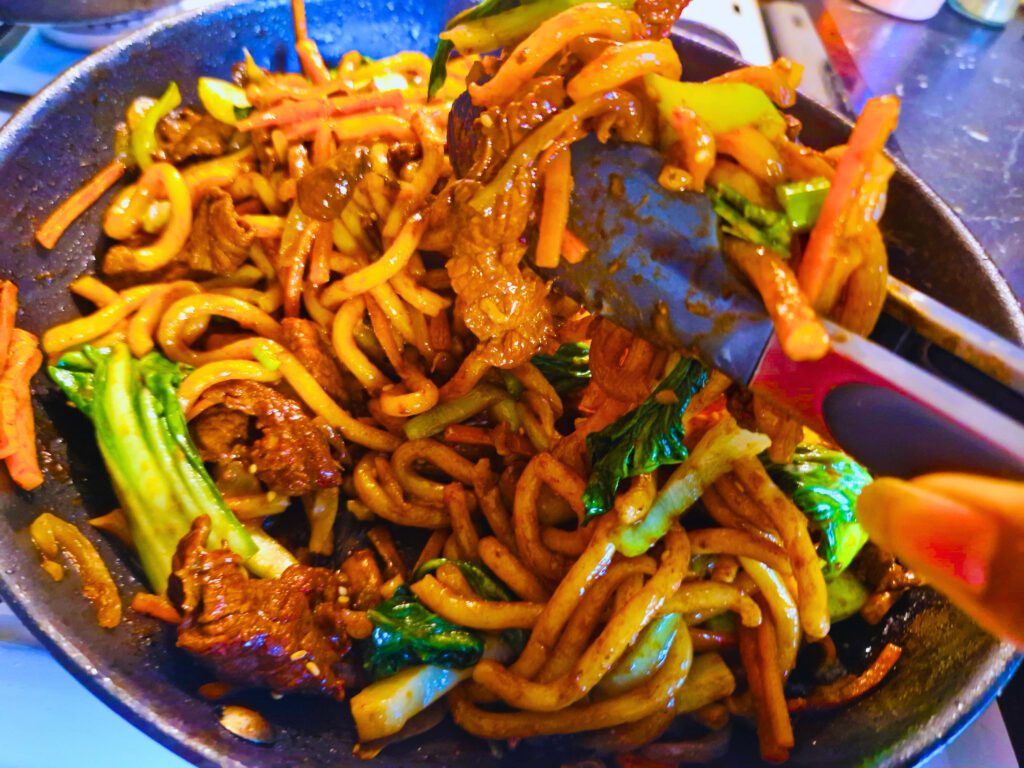 The beef yaki udon is ready—enjoy it right away while the noodles are still hot!