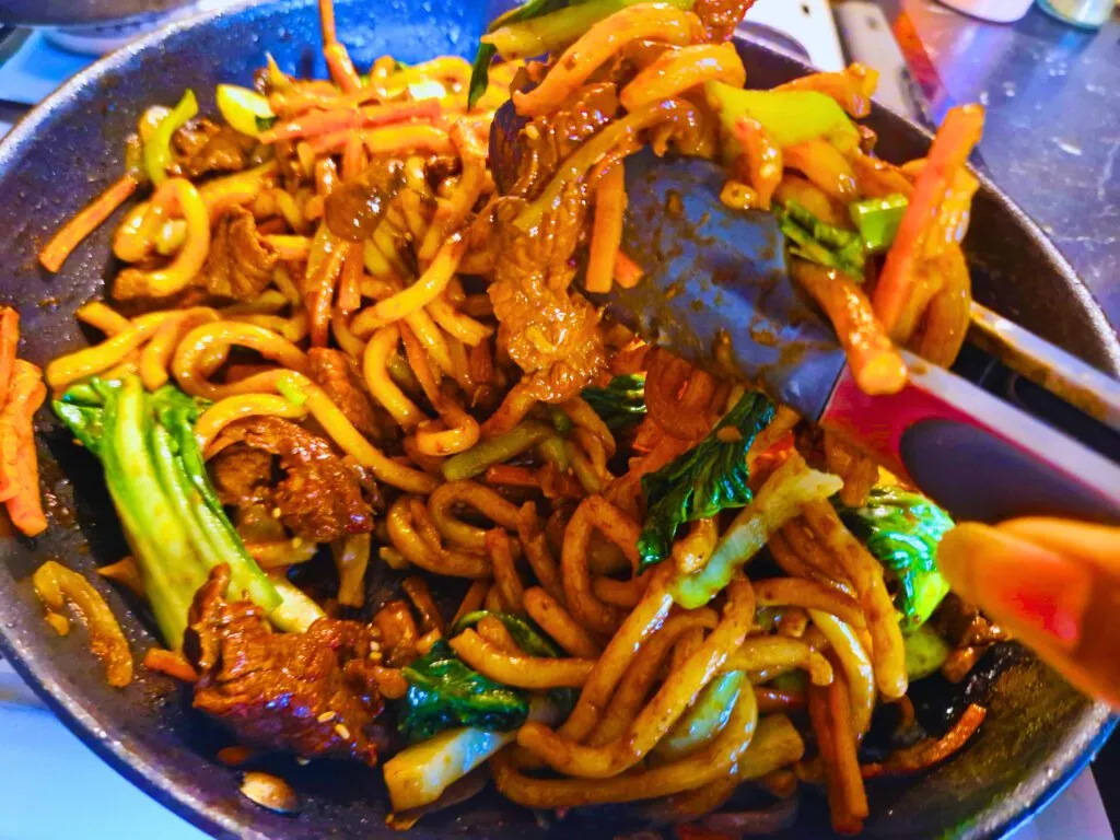Easy Beef Yaki Udon — Ready in 15 Minutes! 4 The beef yaki udon is ready—enjoy it right away while the noodles are still hot!